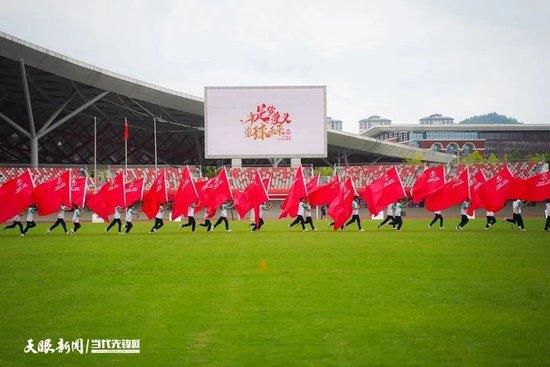 绿军球星杰伦-布朗本场比赛表现稳定，他全场出战31分钟，23投14中，三分7中2，罚球1中0，得到了30分9篮板1抢断2盖帽，比赛最后时刻犯满离场！